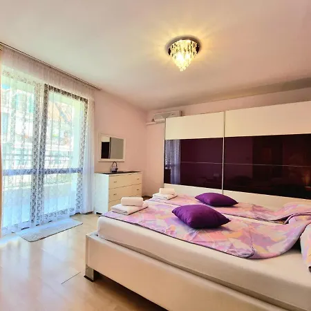 Sunny View - Seaside With Garage Apartament